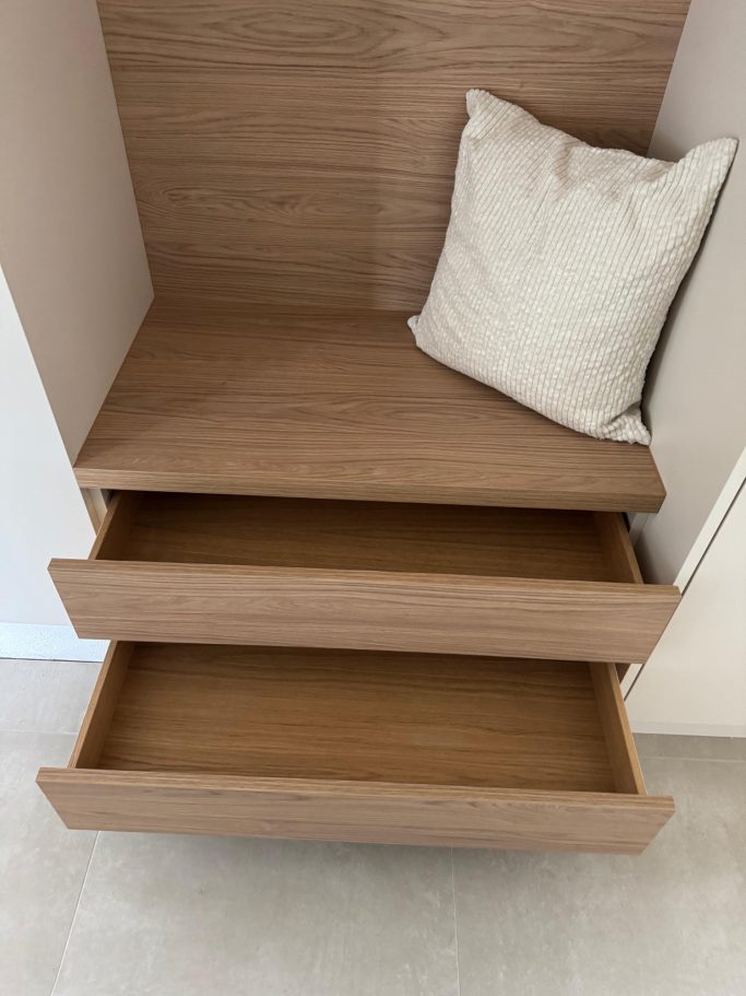 Einbauschrank nach Kundenwunsch - Schichtstoff und Eiche massiv