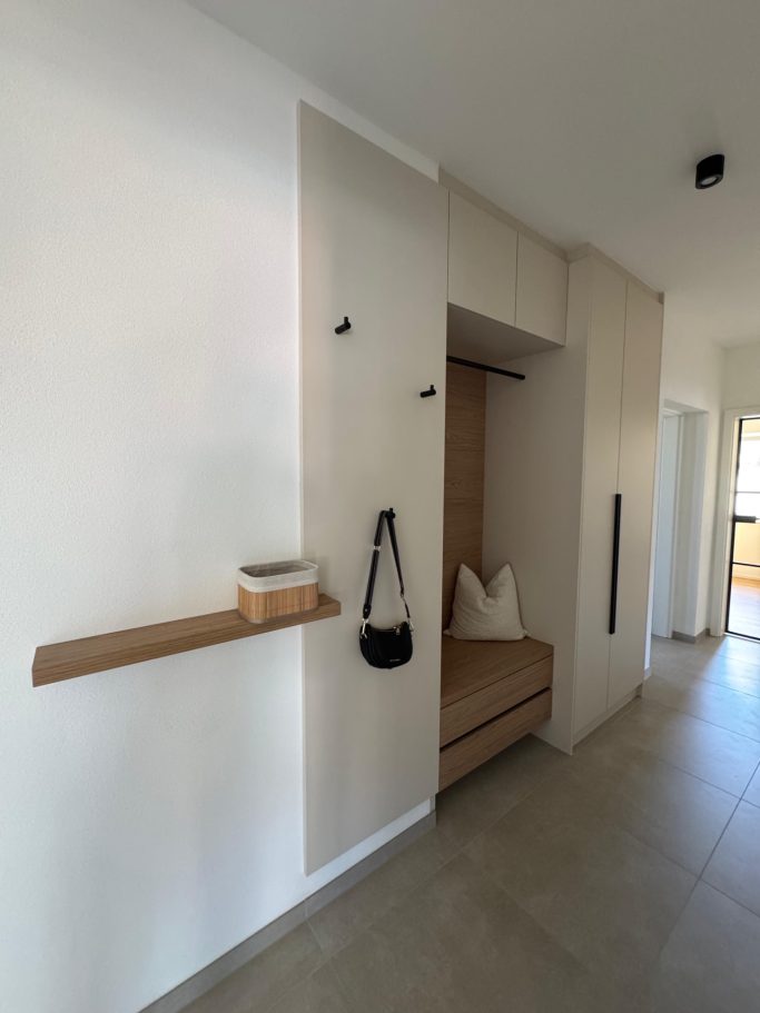 Einbauschrank nach Kundenwunsch - Schichtstoff und Eiche massiv