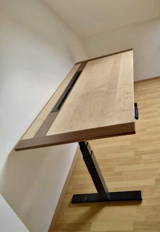 Schreibtisch höhenverstellbar - Ahorn und Nussbaum - gewachst