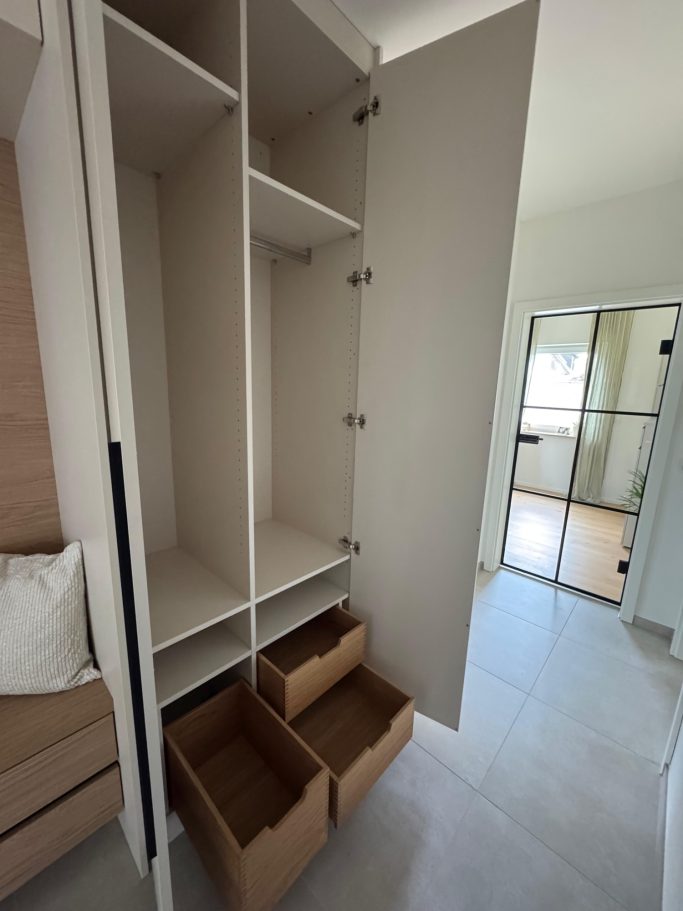 Einbauschrank nach Kundenwunsch - Schichtstoff und Eiche massiv