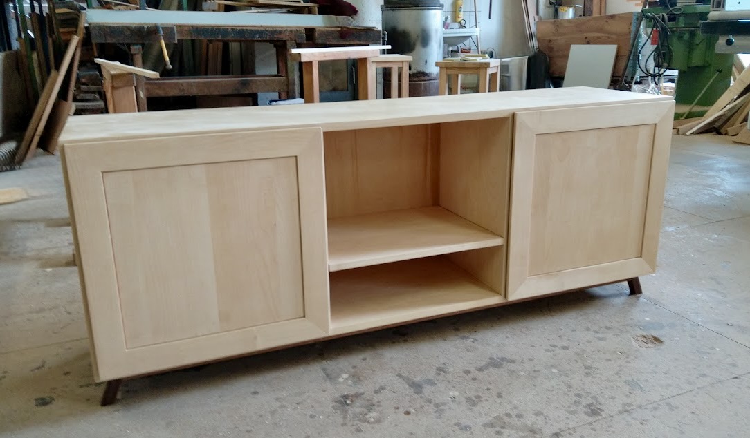 Sideboard - Ahorn und Nussbaum massiv - gewachst