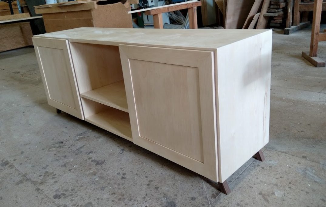 Sideboard - Ahorn und Nussbaum massiv - gewachst