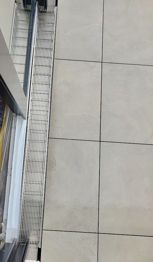 Terrasse keramische Platten - Entwässerungsrinne Edelstahl - auf Alu UK - 1.OG
